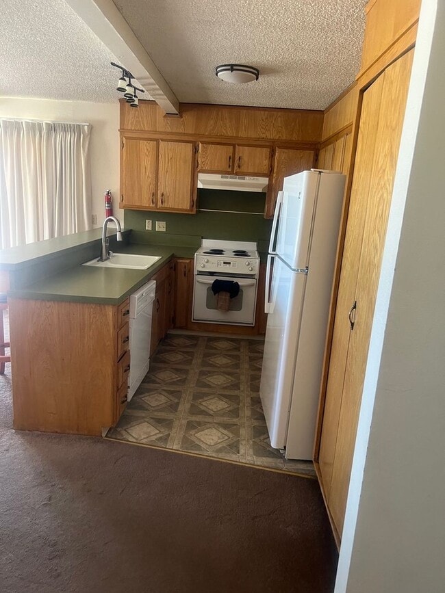 Building Photo - Chateau Du Lac condo available with Lakefr...