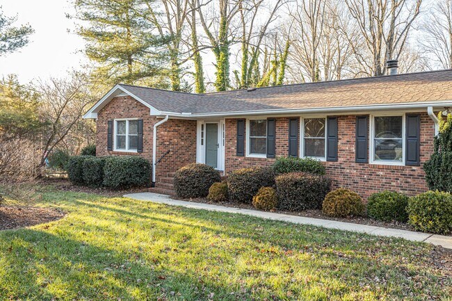 Foto del edificio - Northern Greensboro, Brick Ranch, Hardwood...