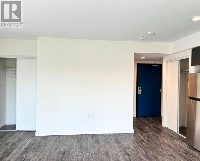 Photo du bâtiment - 325 University Ave W