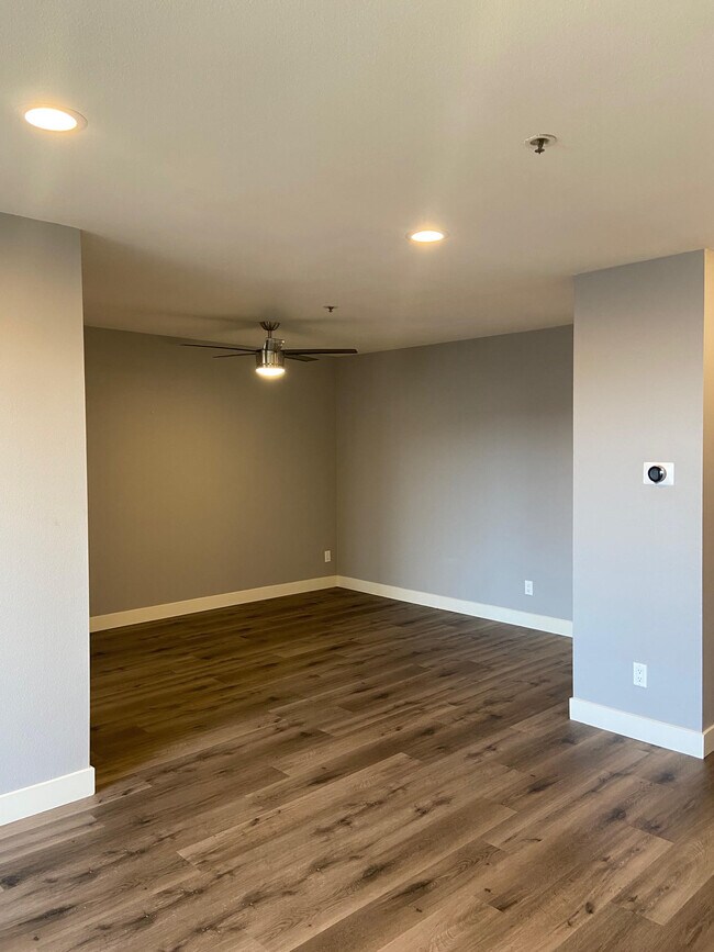 Dining Area - 222 S Central Ave