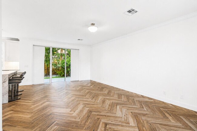 Foto del edificio - 350 SW 8th St