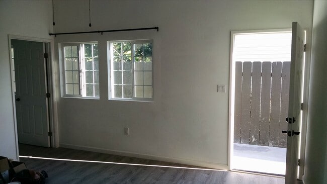 Foto del edificio - 3083 Mission Village Dr