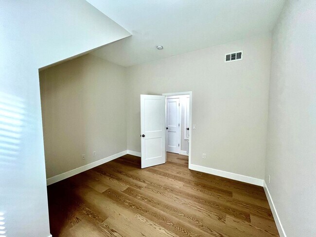 Foto del edificio - SPECTACULAR, COMPLETELY RENOVATED 2 BED/1 BATH FULLY!!!