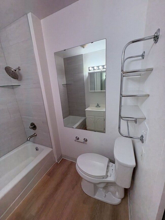 Building Photo - 1 Bed 1 Bath + Flex Room - Updated!