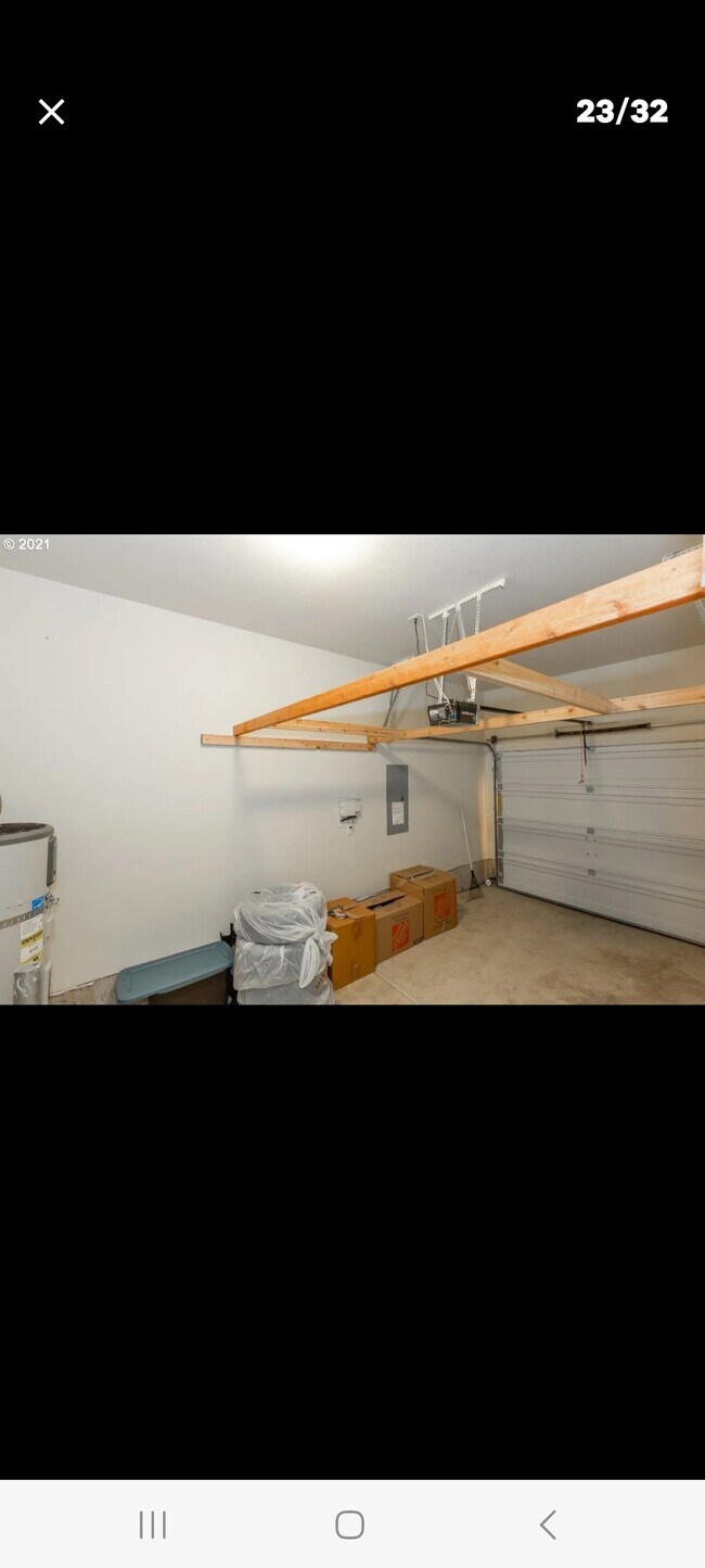 Almacenamiento en la parte superior y estantes en el garaje. - 280 Forest Ln