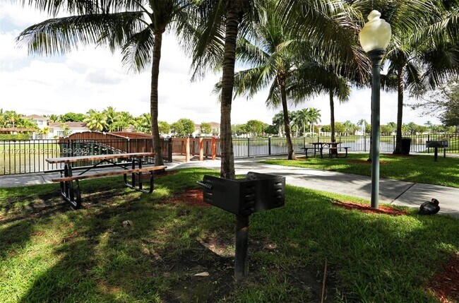 Foto del edificio - 2451 Centergate Dr