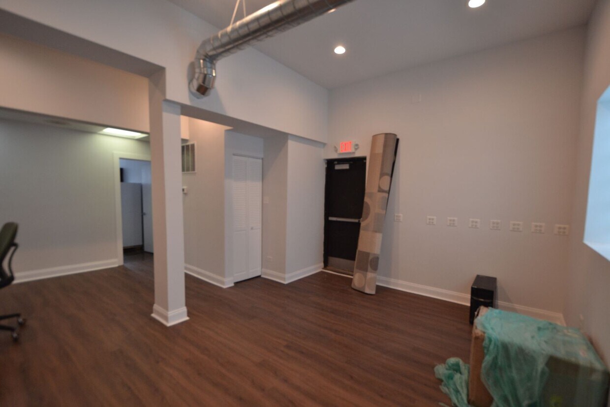 Foto principal - 4176 W Montrose Ave