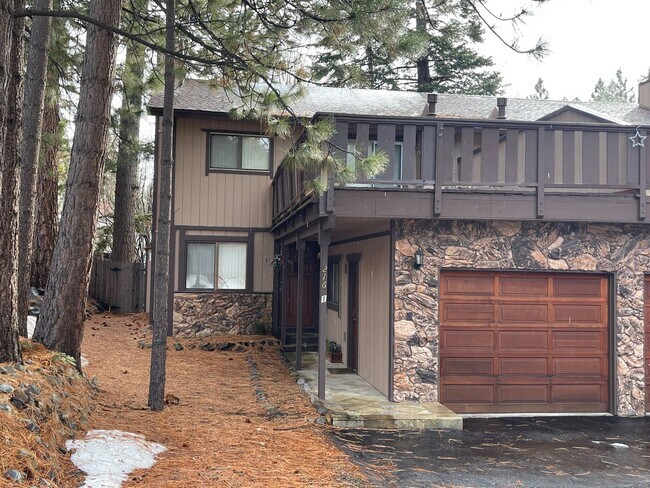 Building Photo - Charming 3-bedoom condo on a creek