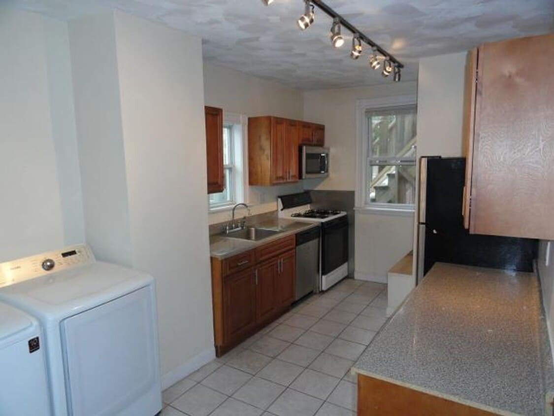 3bed/2 bath in Somerville - 3bed/2 bath in Somerville