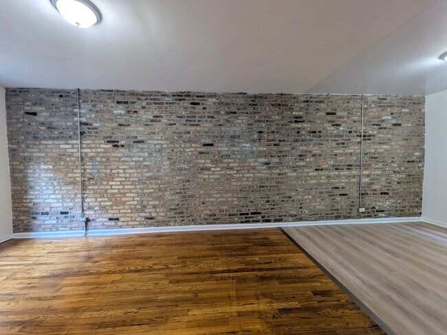 Building Photo - 2332 N Spaulding Ave