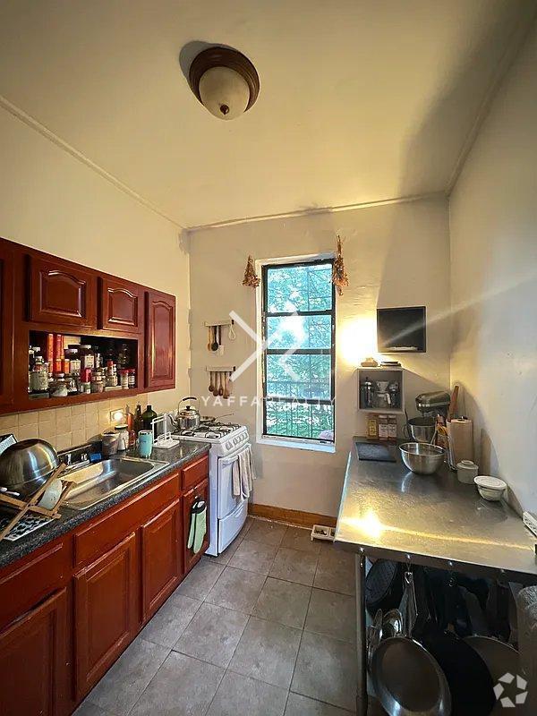 Building Photo - 807 St Johns Pl
