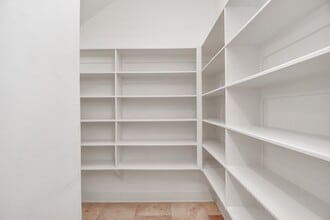 Building Photo - 1611 Lynnview Dr