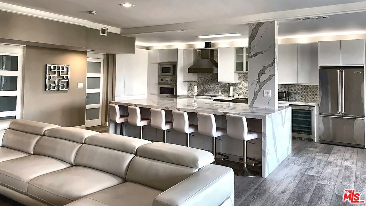 Foto principal - 1333 S Beverly Glen Blvd