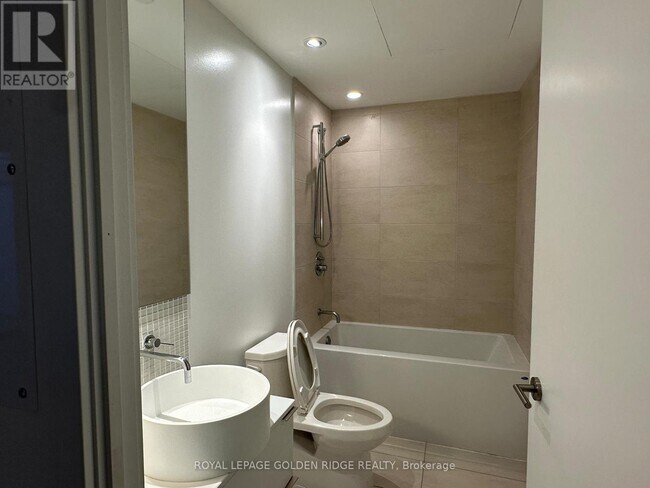 Photo du bâtiment - 185 Roehampton Ave