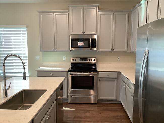 Foto del edificio - 300 Anastasia Park Rd