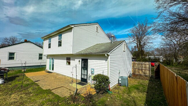 Building Photo - 381 Fern St