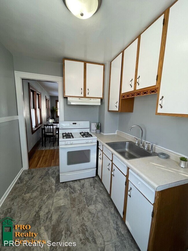 Building Photo - 3 br, 1 bath House - 807 Pedersen St