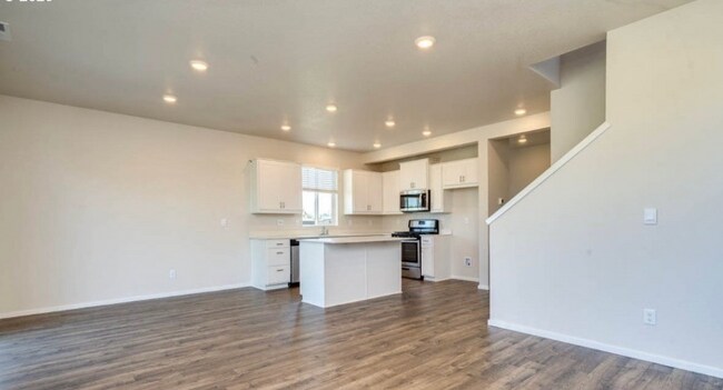 Building Photo - 329 Stella St NE