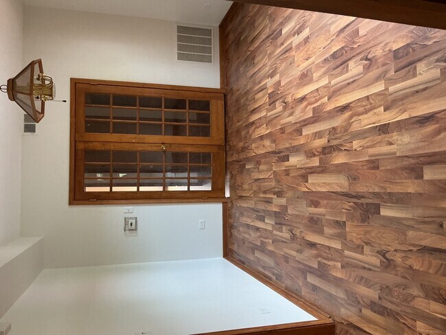 Foto del edificio - 1359 N Central Ave