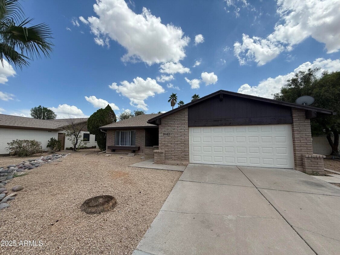 Primary Photo - 2107 W El Alba Way