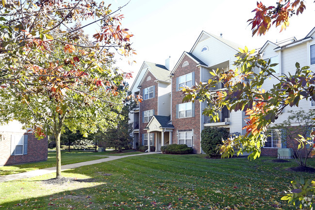 Edificio - Lake Village of Fairlane