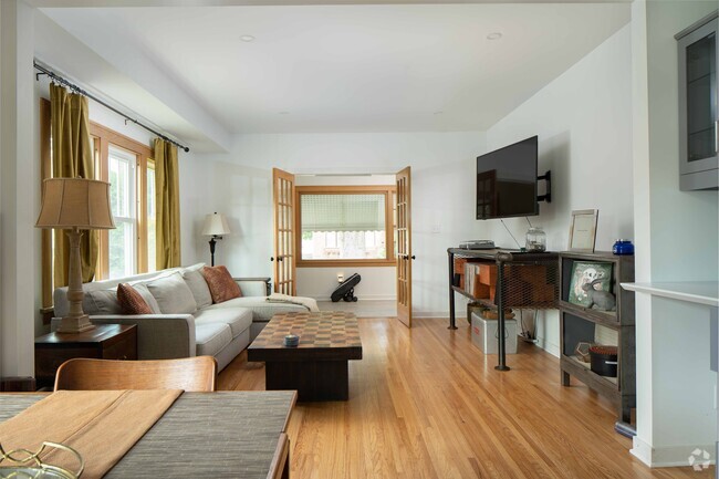 Building Photo - 2401 3rd st NE Apt 2