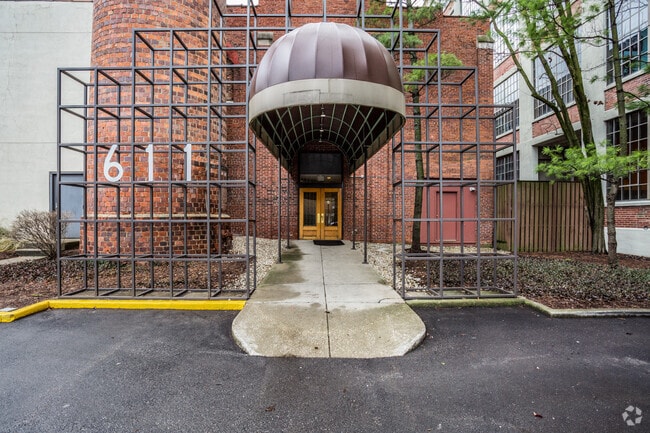 Building Photo - 611 N Park Ave