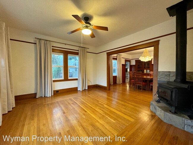 Foto del edificio - 3 br, 2 bath House - 2732 Laurel St.