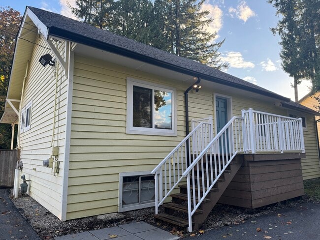 Building Photo - 21190 River Rd