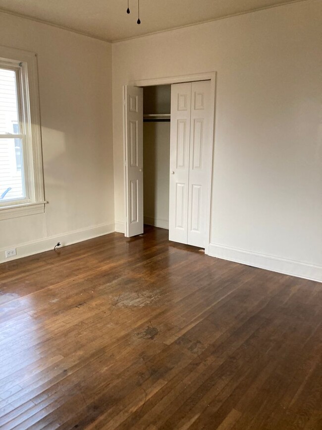 Building Photo - 2 Bedroom 1 Bath House Available to Rent f...