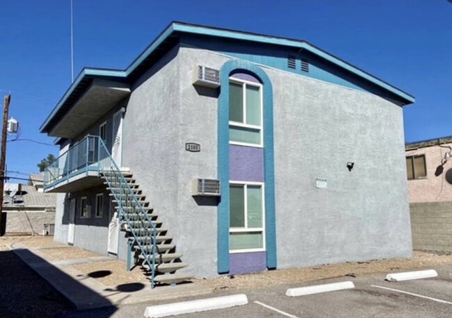 Building Photo - Quiet 2 bedroom 1 bath upstairs condo for ...