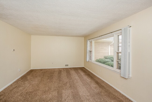 Foto del edificio - 709 Ernie Lu Ave