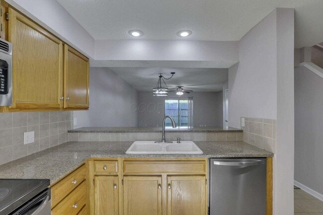 Building Photo - 1211 Rivercrest Dr S