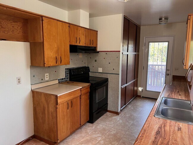 Foto del edificio - 3 Bedroom w/ Bonus Room on Westside Redding