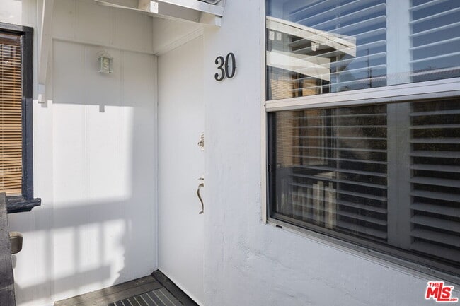 Building Photo - 30 24th Pl
