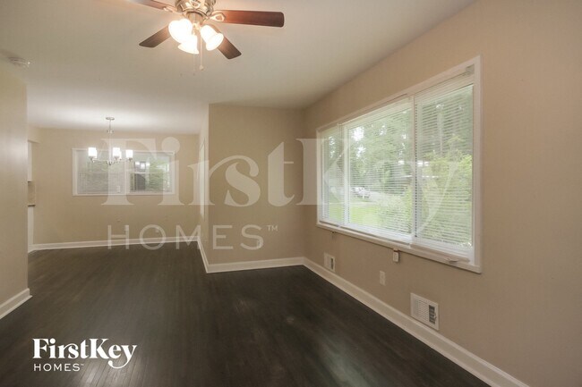 Building Photo - 1855 Shamrock Dr