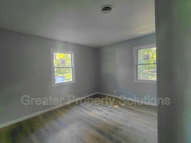 Building Photo - 2311 Del Plain Ave