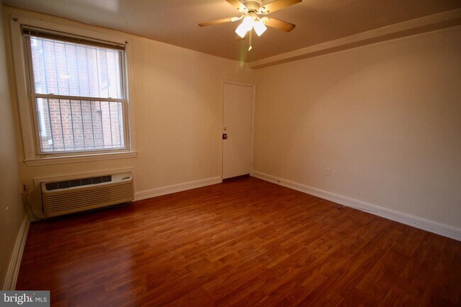 Building Photo - 822 4th St NE