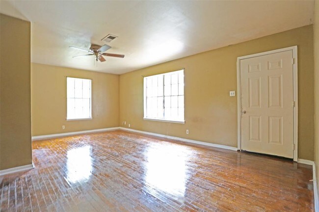 Building Photo - 302 N Beauregard St