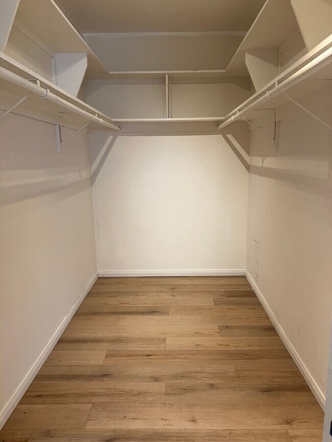Walk in Closet - 11550 Nebraska Ave