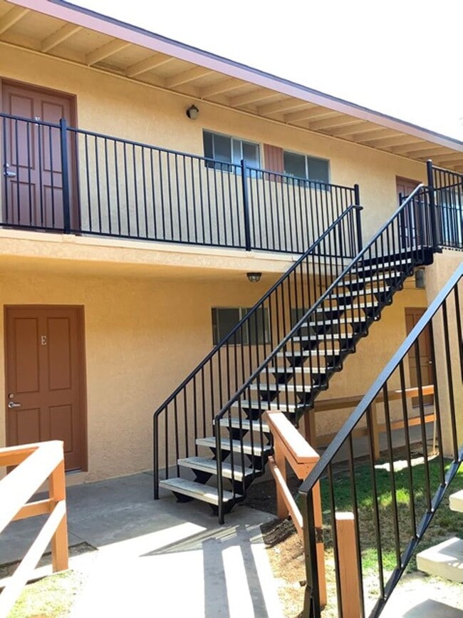 Building Photo - Light and Bright Upstairs One Bedroom Apar...