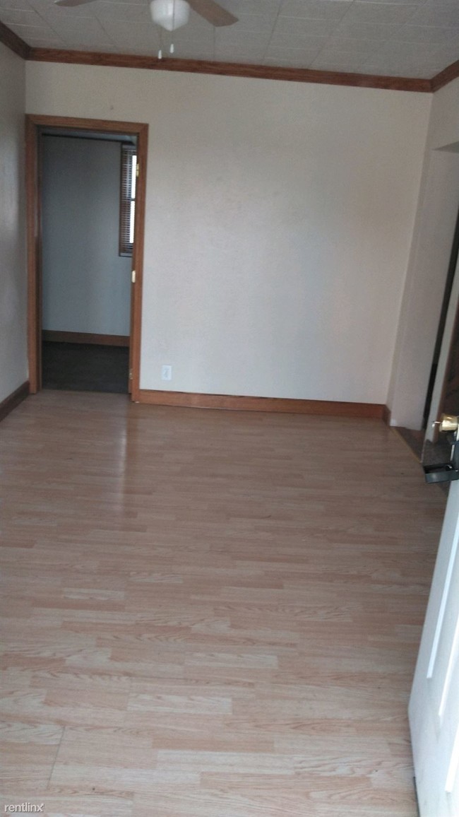 Building Photo - 2 br, 1 bath  - 4 W Main St
