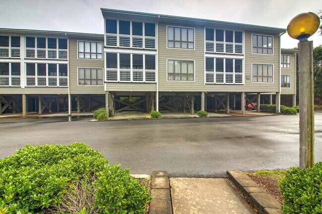 Building Photo - 590 Marina Dr