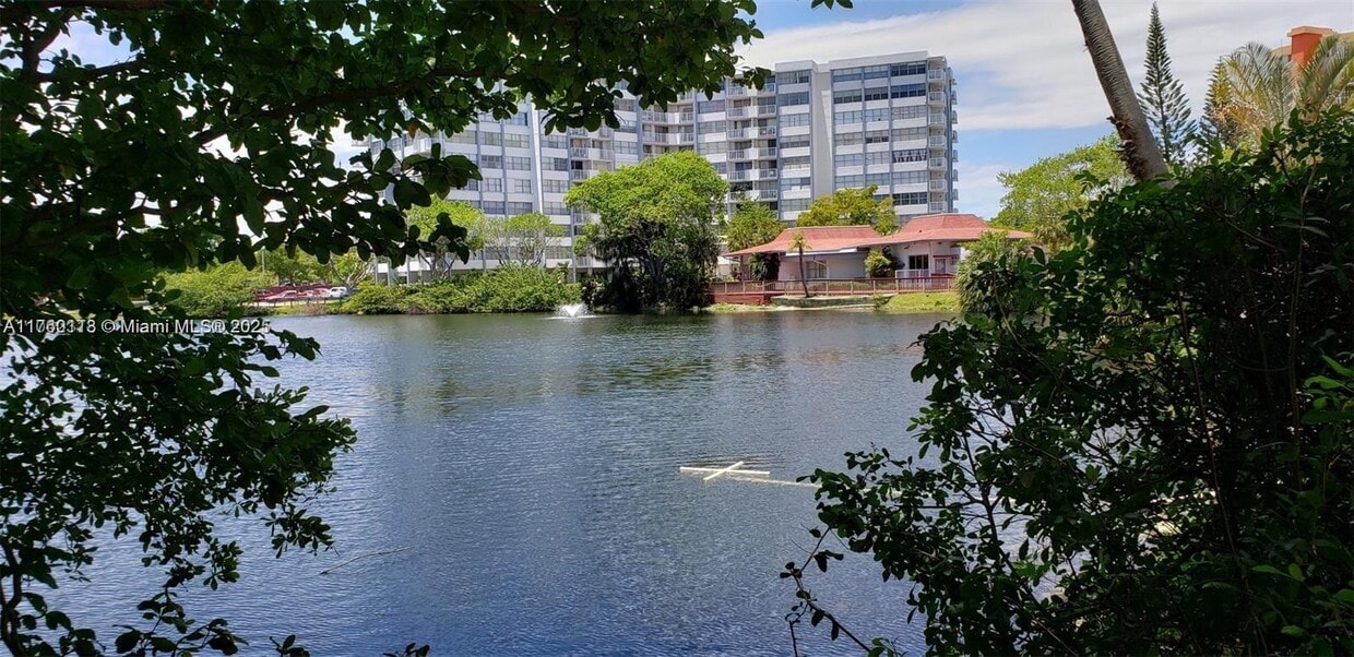 Foto del edificio - 1300 NE Miami Gardens Dr