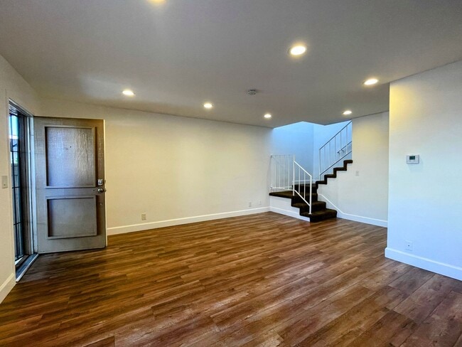 Foto del edificio - Updated 2-Bedroom Townhome with Garage in Resort-Style Community