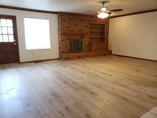 Building Photo - Bed | 2 Bath | 2 Car Garage - Putnam City ...