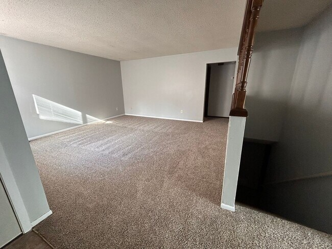 Foto del edificio - Spacious 3 Bedroom, 2 Bath Duplex