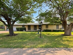 Building Photo - 605 Bellaire Dr