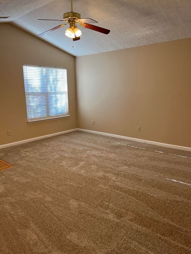 Building Photo - 120 Clover Valley Dr