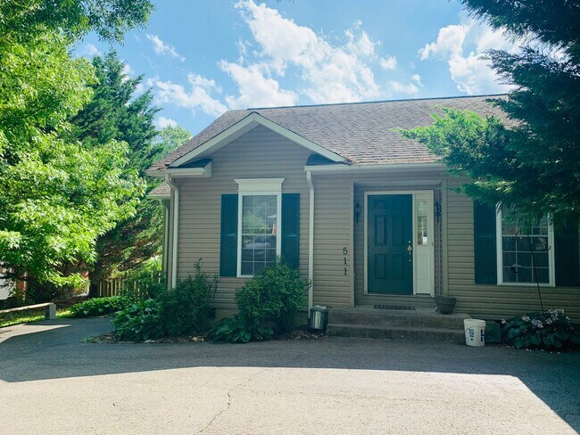 Building Photo - * RE-RENTAL AVAILABLE 10/30/25 *  3 Bedroo...